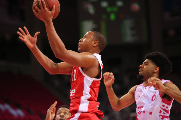 并在防守端 并在防守端