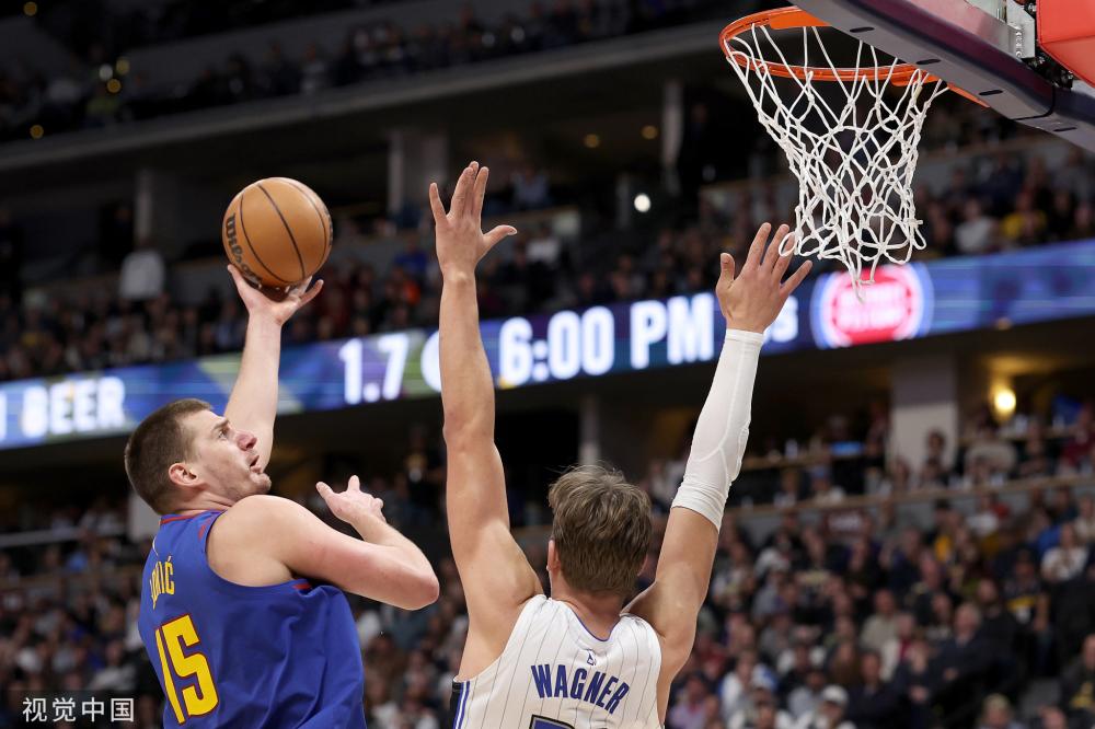 神态放松而 神态放松而